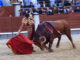 El diestro Daniel Luque durante la faena de su segundo toro, de la ganadería de Juan Pedro Domecq, en el tercer festejo de la Feria de San Isidro, este viernes en la Monumental de Las Ventas, en Madrid. EFE/ Zipi Aragon