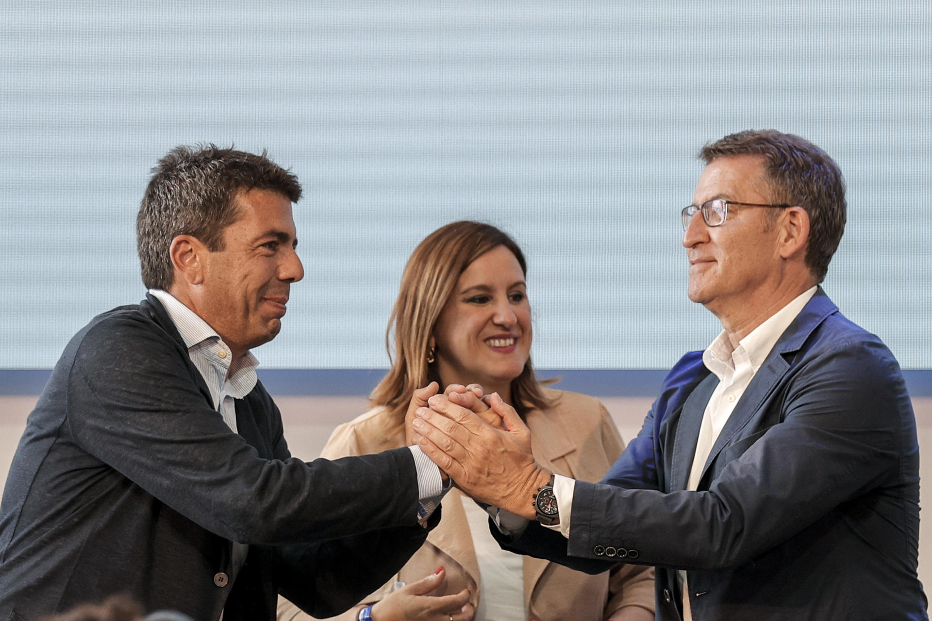 El presidente del PP, Alberto Núñez Feijóo, vuelve a la Comunitat Valenciana, donde su partido aspira a lograr el gobierno de la Generalitat y del Ayuntamiento de València, entre otras instituciones, e interviene en un acto público junto al candidato a la Presidencia de la Generalitat, Carlos Mazón (i) , y la candidata a la Alcaldía de València, María José Catalá (c) . EFE/ Manuel Bruque
