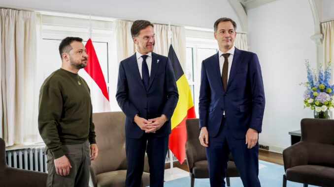 El presidente ucraniano, Volodímir Zelenski, con los primeros ministros neerlandés, Mark Rutte (c), y Bélgica, Alexander De Croo (d), en La Haya. EFE/EPA/Robin van Lonkhuijsen
