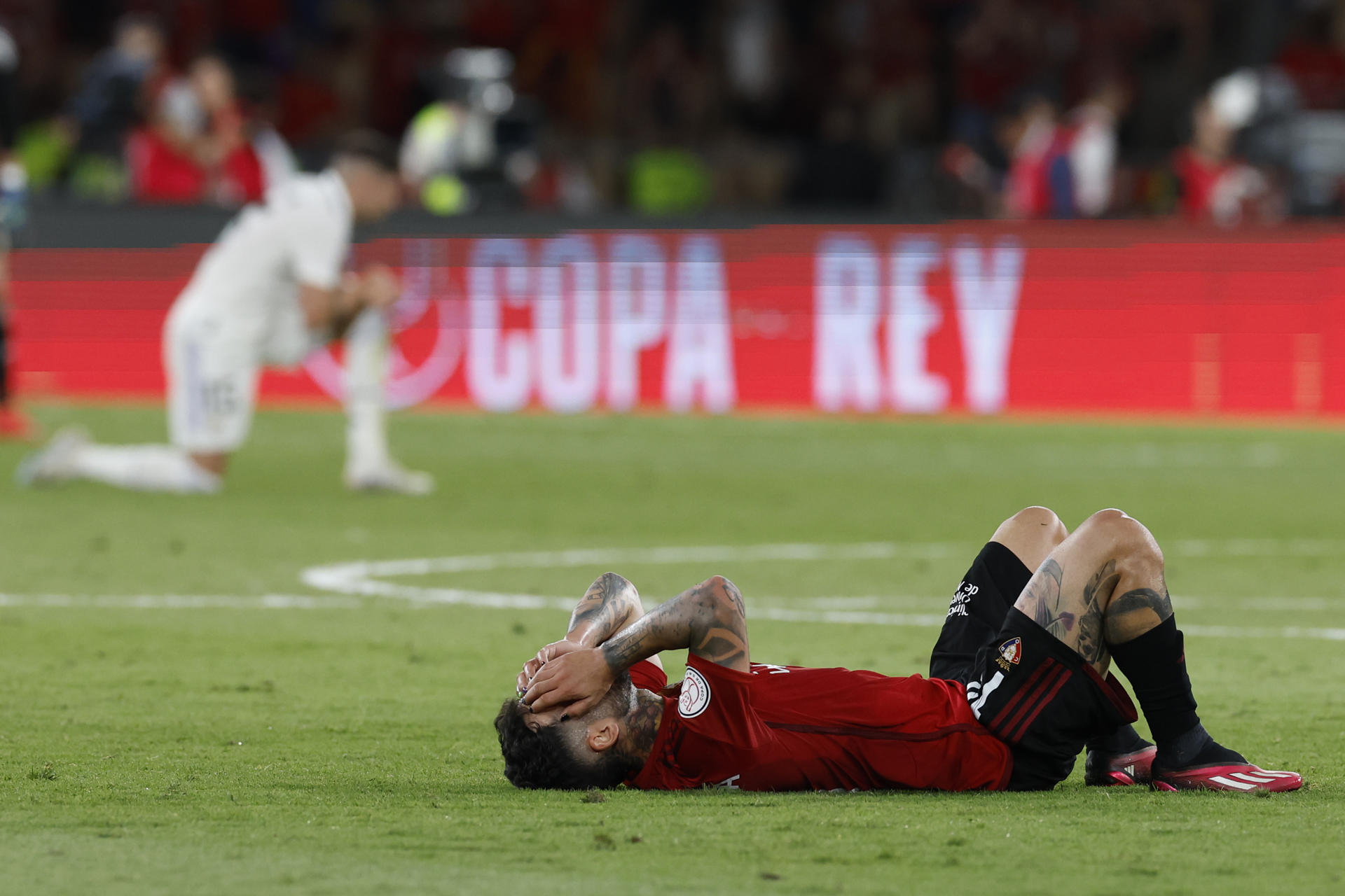 El centrocampista de Osasuna, Rubén García, a la finalización del encuentro correspondiente a la final de la Copa del Rey que han disputado hoy sábado frente al Real Madrid en el estadio La Cartuja de Sevilla. EFE/Julio Muñoz.
