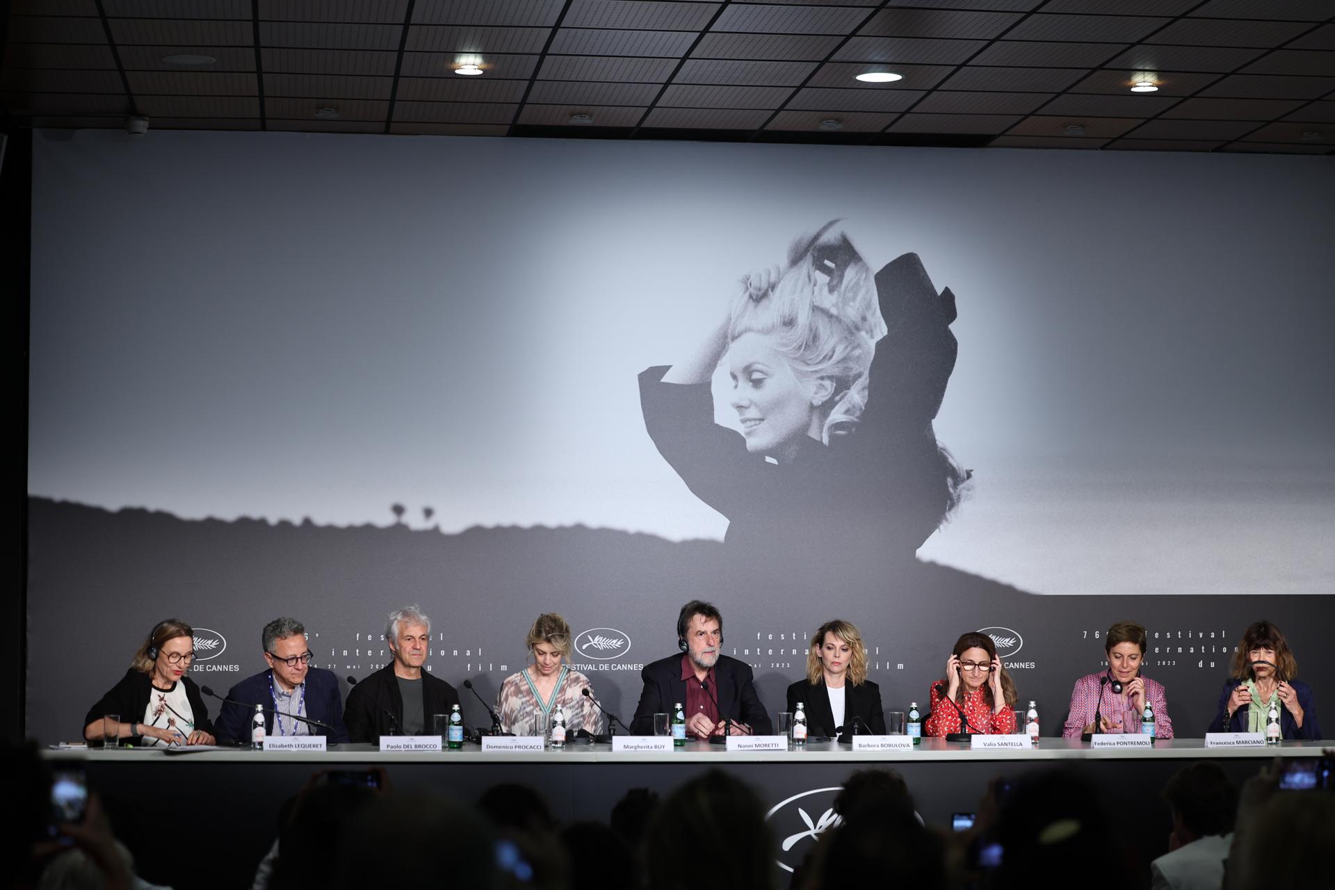 Elizabeth Lequeret, Paolo Del Brocco, Domenico Procacci, Margherita Buy, Nanni Moretti, Barbora Bobuova, Valia Santella, Federica Pontremoli y Francesca Marciano en la rueda de prensa de 'Il Sol Dell'avvenire. EFE/EPA/MOHAMMED BADRA
