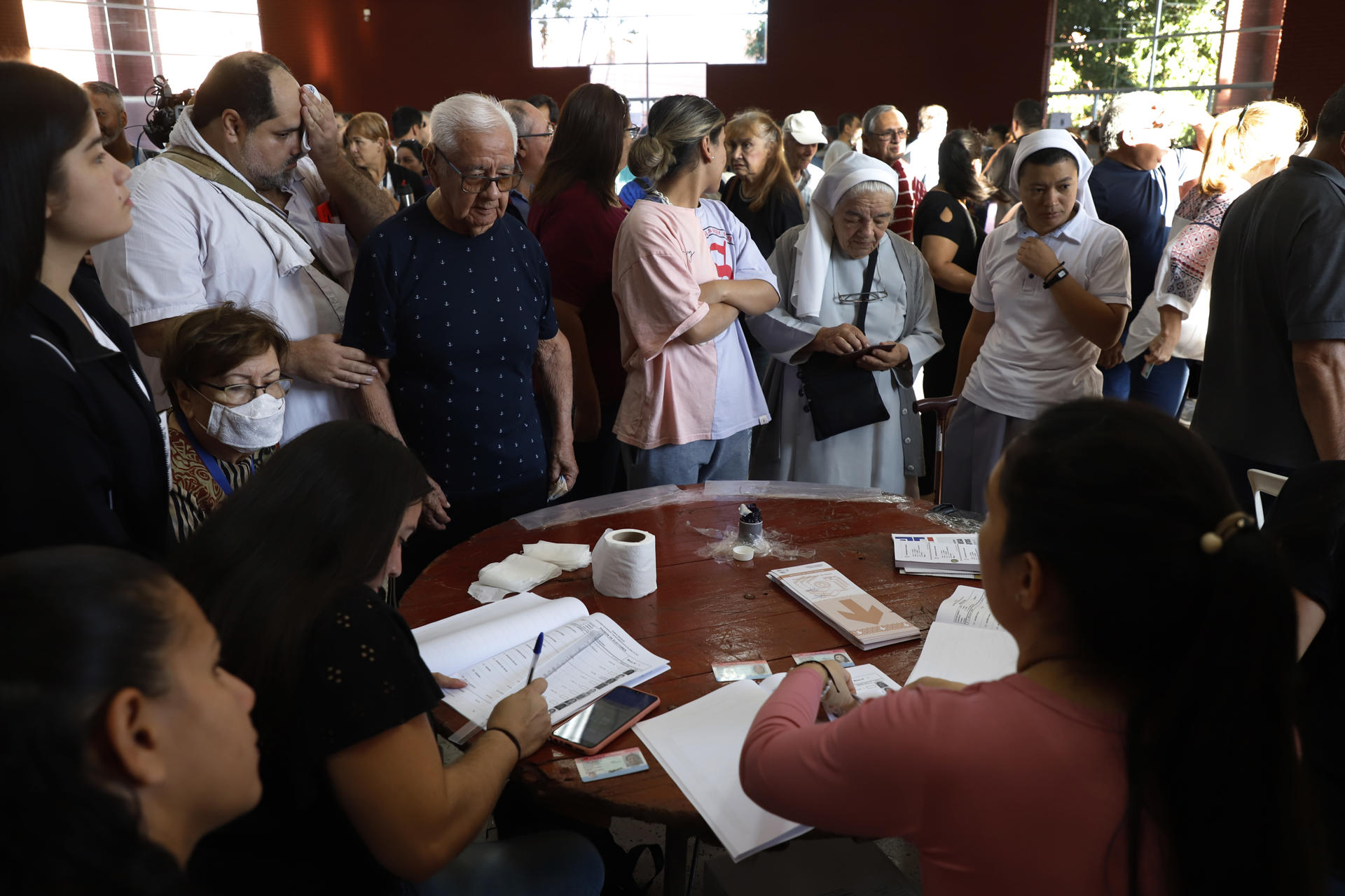 Personas acuden hoy a votar en Lambaré (Paraguay). EFE/Fernando Franceschelli
