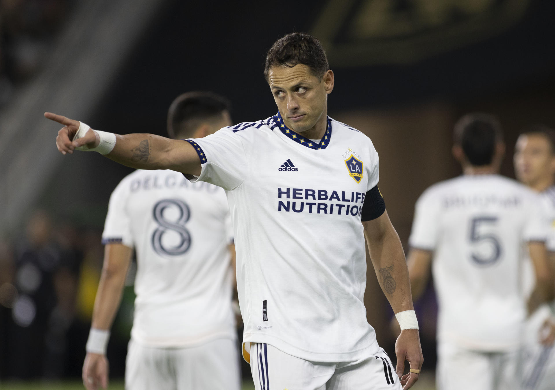 Javier "Chicharito" Hernández del Los Ángeles Galaxy discute hoy una jugada contra el LAFC, durante un partido por la Copa EE.UU. en el estadio Bank of California en Los Ángeles, California (Estados Unidos). EFE/ARMANDO ARORIZO
