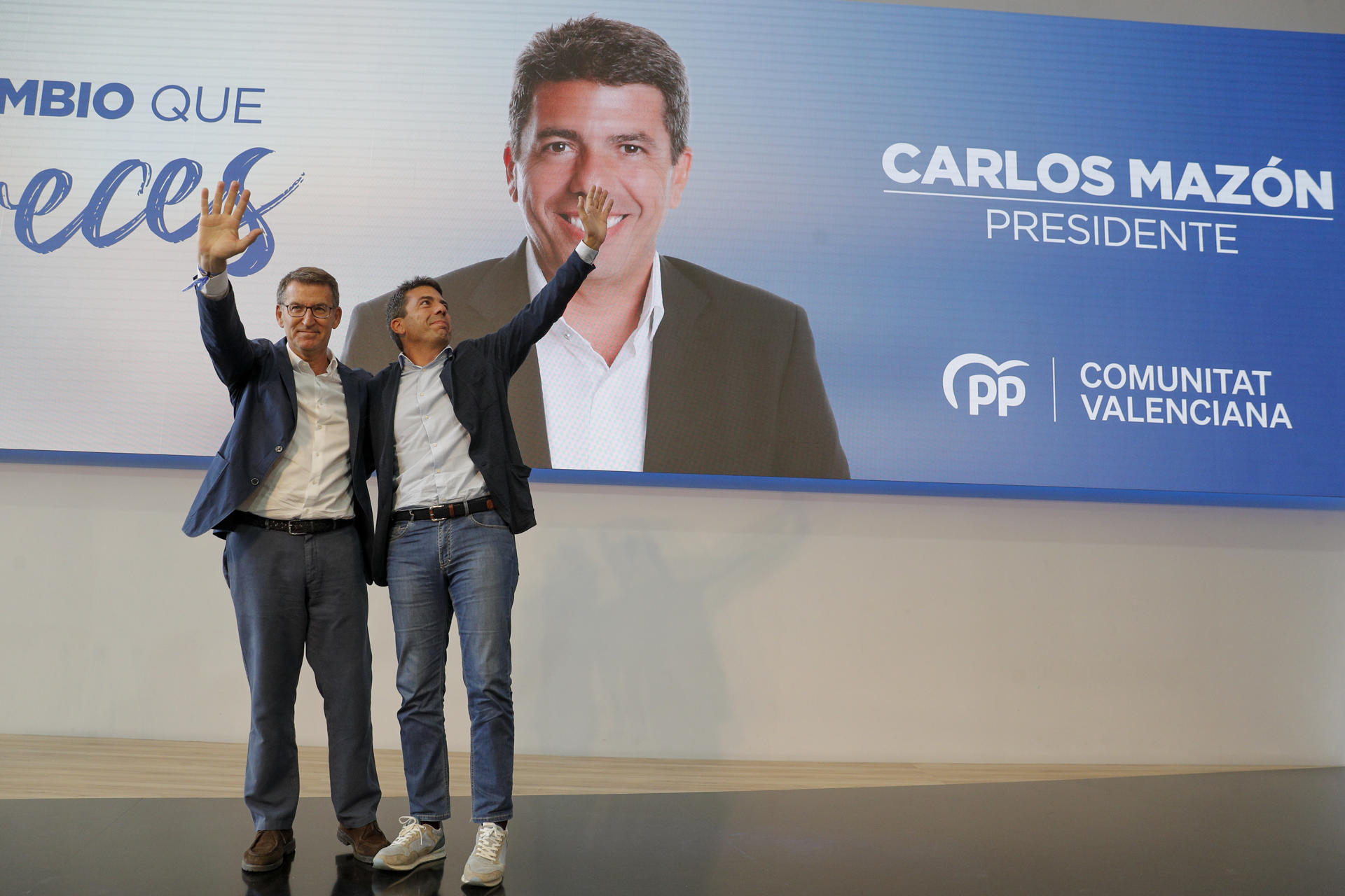 El presidente del PP, Alberto Núñez Feijóo junto al candidato a la Presidencia de la Generalitat valenciana , Carlos Mazón durante el acto electoral, hoy en Valencia. EFE/ Manuel Bruque
