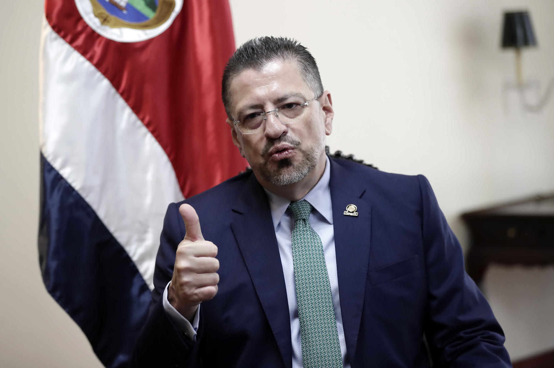 El presidente de Costa Rica, Rodrigo Chaves, habla con EFE durante una entrevista en San José (Costa Rica). EFE/ Jeffrey Arguedas
