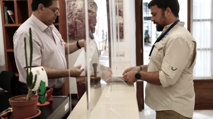 Carlos Molina, técnico de Seo Birlife en Doñana en el momento de entrega este miércoles en el Parlamento de Andalucía 145.000 firmas en defensa de Doñana, recogidas en el marco de una campaña iniciada hace un mes tras la aprobación de la tramitación de la proposición de ley de ordenación de regadíos de la Corona Norte. EFE/José Manuel Vidal
