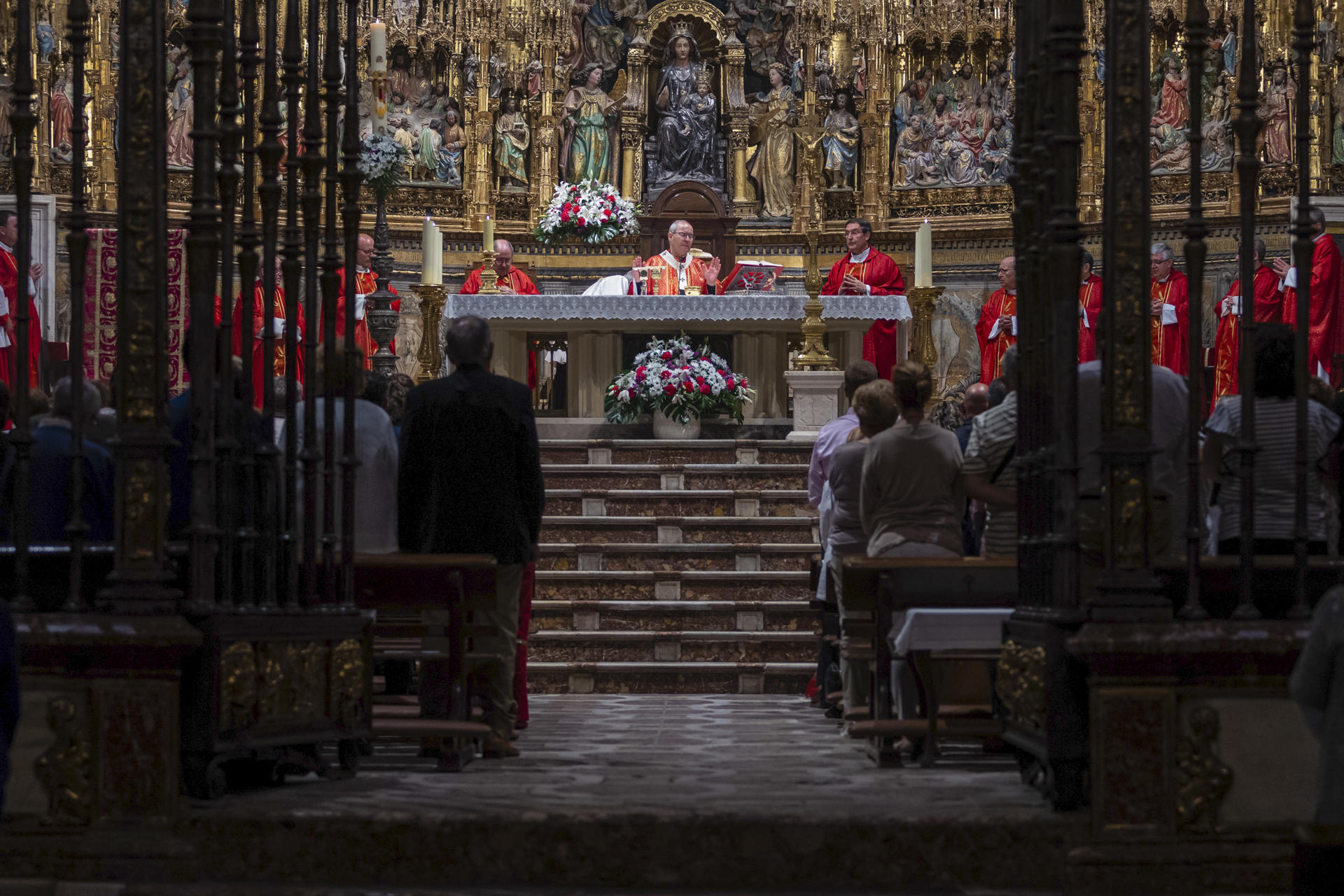 El arzobispo Francisco Cerro durante la misa que se ha celebrado hoy miércoles en la Catedral de Toledo "pidiendo que llueva" y a la que han asistido agricultores y ganaderos de organizaciones agrarias como Asaja. EFE/Ángeles Visdómine.
