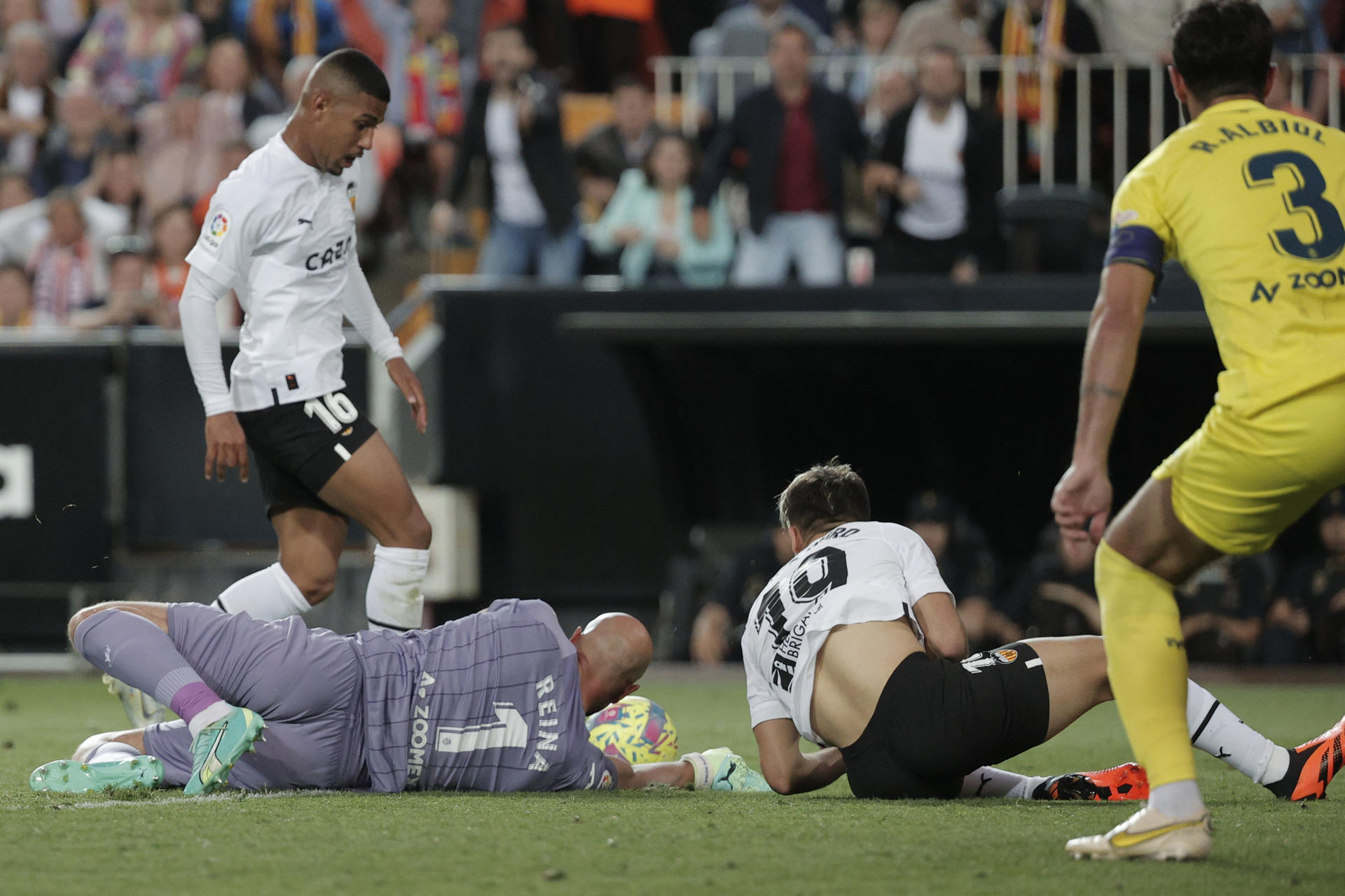 El centrocampista brasileño del Valencia Samuel Lino (i) encara al guardameta del Villarreal Pepe Reina (2i) en una jugada que acabará en gol para el equipo ché, durante el partido correspondiente a la jornada 33 de LaLiga Santander que disputaron Valencia y Villareal este miércoles en el estadio de Mestalla, Valencia.- EFE/ Manuel Bruque
