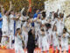 El capitán del Real Madrid, Karim Benzema (c-abajo) levanta junto a sus compañeros y al técnico italiano Carlo Ancelotti (2i-abajo), la Copa de S.M. El Rey entregada por Felipe VI tras vencer 2-1 a Osasuna en la final de la Copa del Rey de fútbol en el estadio de La Cartuja de Sevilla. EFE/ Julio Munoz