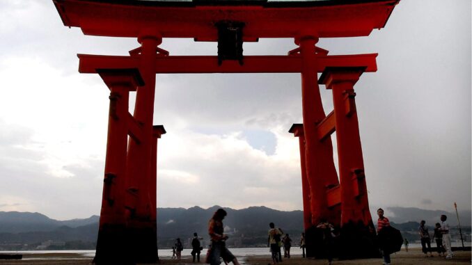 Imagen de archivo de la puerta del santuario Itsukushima en la isla Miyajima, en Japón. EFE/ANDY RAIN
