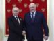 Imagen del presidente de Bielorrusia, Alexander Lukashenko (der.) con su homologo ruso, Vladimir Putin (izq.) el pasado Día de la Victoria en Moscú. EFE/EPA/VLADIMIR SMIRNOV / SPUTNIK / KREMLIN POOL