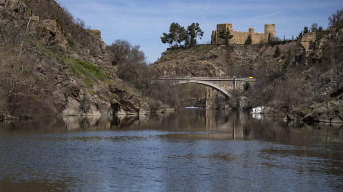 El río Tajo a su paso por Toledo este domingo con el Castillo de San Servando al fondo. El nuevo plan de cuenca del Tajo y sus repercusiones en el trasvase al Segura han vuelto a reavivar la "guerra del agua" a pocas semanas de las elecciones autonómicas y municipales, por lo que en esta ocasión, la batalla también será en las urnas. EFE/Ismael Herrero
