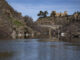 El río Tajo a su paso por Toledo este domingo con el Castillo de San Servando al fondo. El nuevo plan de cuenca del Tajo y sus repercusiones en el trasvase al Segura han vuelto a reavivar la "guerra del agua" a pocas semanas de las elecciones autonómicas y municipales, por lo que en esta ocasión, la batalla también será en las urnas. EFE/Ismael Herrero