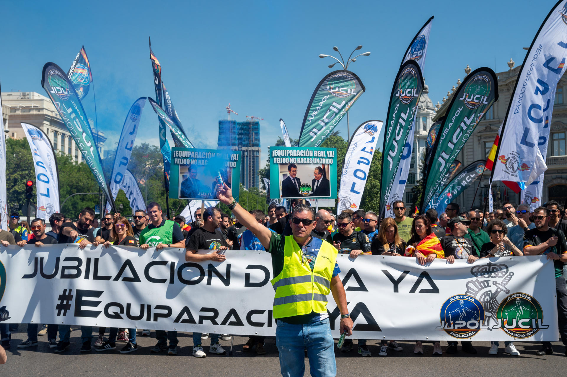 Manifestación convocada por las organizaciones mayoritarias de la Policía Nacional, Jupol, y de la Guardia Civil, Jucil, para reclamar una modificación normativa que evite la pérdida de poder adquisitivo de ambos colectivos, este sábado, en Madrid. EFE/ Fernando Villar
