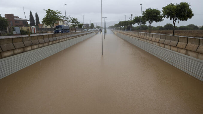 Vista general de un túnel inundado cuando el episodio de lluvias torrenciales ha dejado un registro histórico de 198 litros por metro cuadrado esta madrugada en la ciudad de Castelló -150 l/m2 caídos en dos horas-, la cifra más alta en un mes de mayo, mientras que en Benicàssim se han alcanzado los 220 l/m2 de precipitación acumulada. EFE/Domenech Castelló
