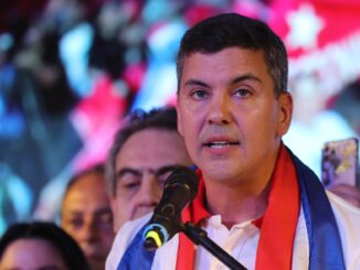 El presidente electo del Partido Colorado, Santiago Peña, habla desde su sede de campaña tras su victoria, hoy en Asunción (Paraguay). EFE/ Raúl Martínez