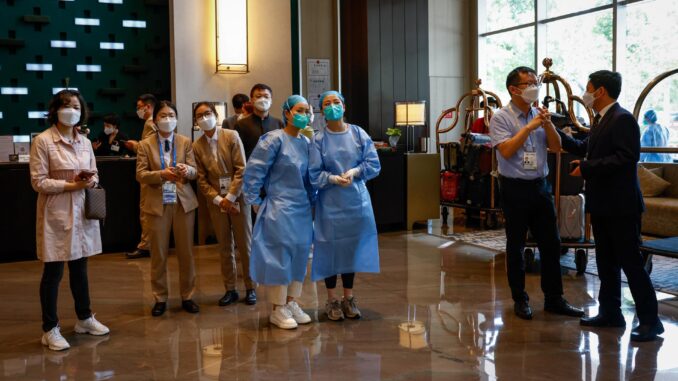 El personal médico y del hotel espera la llegada de los delegados antes de la Cumbre China-Asia Central en un hotel en Xi'an, provincia de Shaanxi, China, el 17 de mayo de 2023. EFE/EPA/MARK R. CRISTINO
