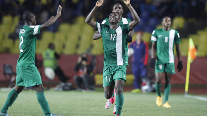 Fotografía de archivo fechada el 5 de noviembre de 2015 que muestra al jugador nigeriano Osinachi Christian Ebere (c). EFE/Marcelo Hernández
