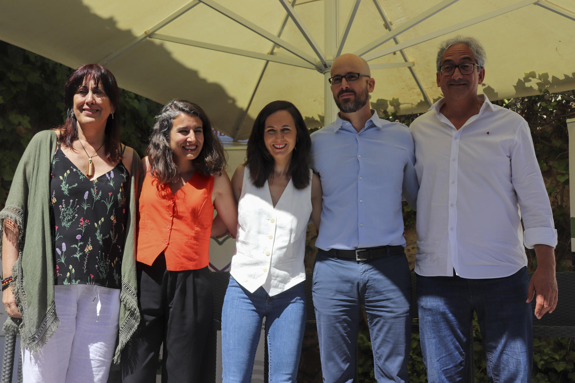 Ione Belarra (c), secretaria general de Podemos y ministra de Derechos Sociales, ha participado este domingo junto a la candidata de Podemos a la Presidencia de la Junta de Extremadura, Irene de Miguel (2i), en una jornada sobre sectores estratégicos organizada por este partido en Cáceres. EFE/Vicente Roso
