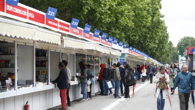 Vista general de la Feria del Libro este viernes, que celebra su 82 edición en Madrid.-EFE/Javier Lizón
