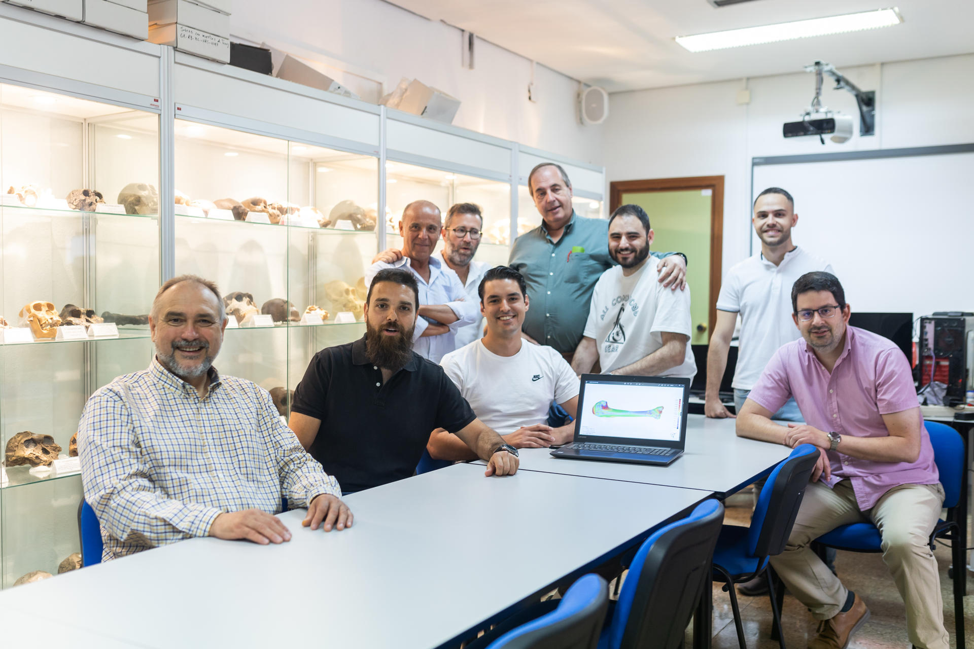 El paleontólogo e investigador de la Universidad de Málaga, Francisco José Serrano(2i) posa junto a compañeros que forman parte del comite organizador del X Congreso Internacional de la Sociedad de Paleontología y Evolución de Aves donde unos 80 investigadores de todo el mundo expondrán sus trabajos más recientes del 8 al 12 de mayo. EFE/Carlos Díaz.
