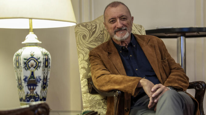 El escritor Arturo Pérez-Reverte posa durante una entrevista con EFE en Buenos Aires (Argentina). EFE/ Juan Ignacio Roncoroni
