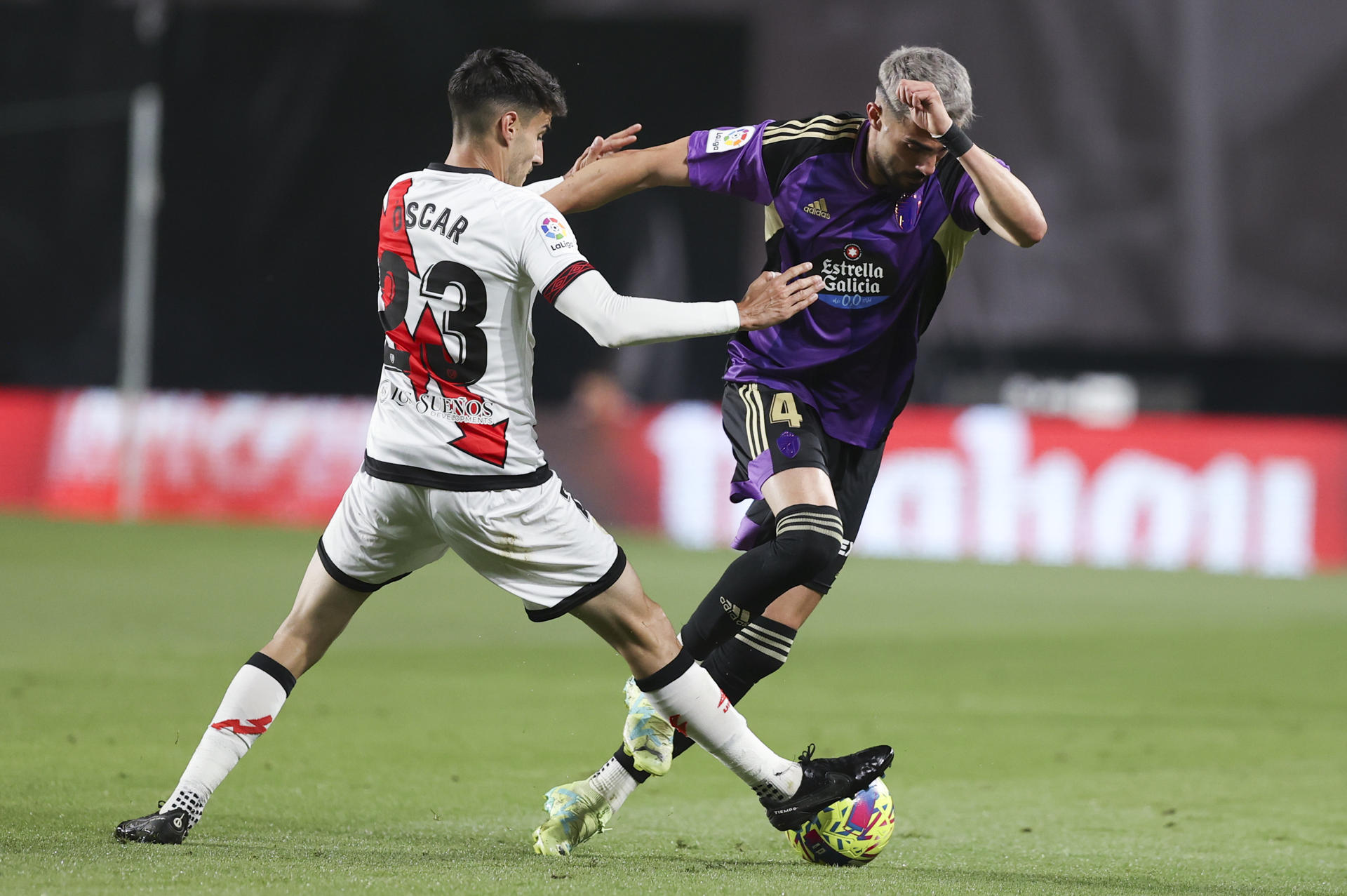 Oscar Valentín (i) del Rayo Vallecano disputa un balón ante Kike Pérez del Valladolid este jueves, durante un partido de LaLiga, entre el Rayo Vallecano y el Valladolid, en el Estadio de Vallecas, en Madrid (España). EFE/ Kiko Huesca
