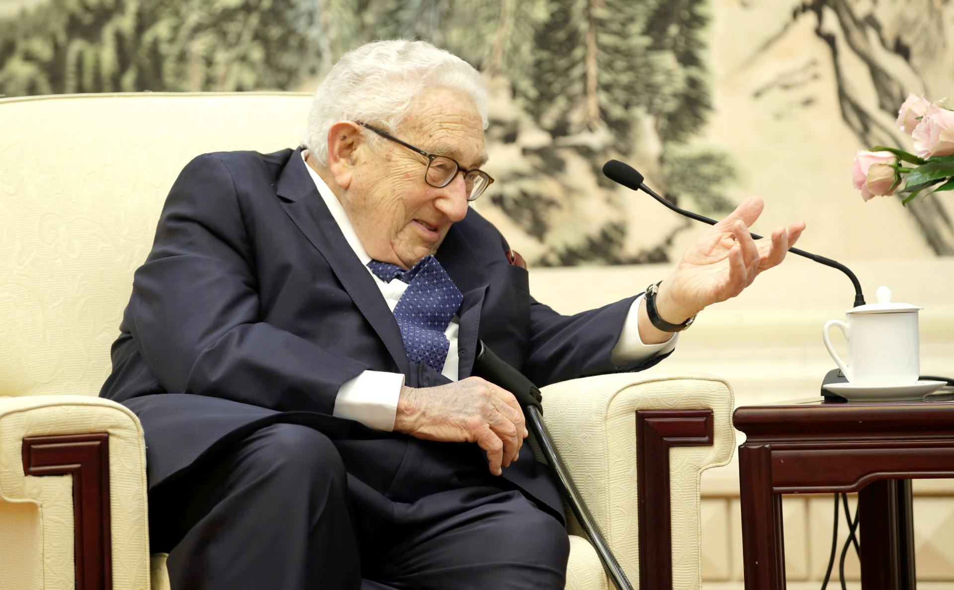 Fotografía de archivo del 22 de noviembre de 2019 donde aparece el exsecretario de Estado estadounidense, Henry Kissinger, durante una reunión con el ministro de Relaciones Exteriores de China en el Gran Palacio del Pueblo, en Pekín (China). EFE/Jason Lee/Pool
