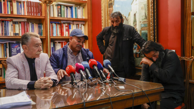 El abogado Marcos García-Montes (i), el patriarca José Fernández Mayat (c) y los padres de las víctimas (d) durante la rueda de prensa sobre el procedimiento abierto tras hallarse en el vertedero de Toledo los cuerpos de dos menores que desaparecieron en diciembre de 2022 en Carabanchel, este viernes en Madrid. EFE/ Juan Carlos Hidalgo
