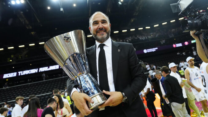 El entrenador del Real Madrid Chus Mateo celebra la victoria con el trofeo tras la final de la EuroLiga que Olympiacos y Real Madrid disputaron en el Zalgiris Arena, en Kaunas, Lituania. EFE/ Enric Fontcuberta.
