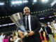 El entrenador del Real Madrid Chus Mateo celebra la victoria con el trofeo tras la final de la EuroLiga que Olympiacos y Real Madrid disputaron en el Zalgiris Arena, en Kaunas, Lituania. EFE/ Enric Fontcuberta.