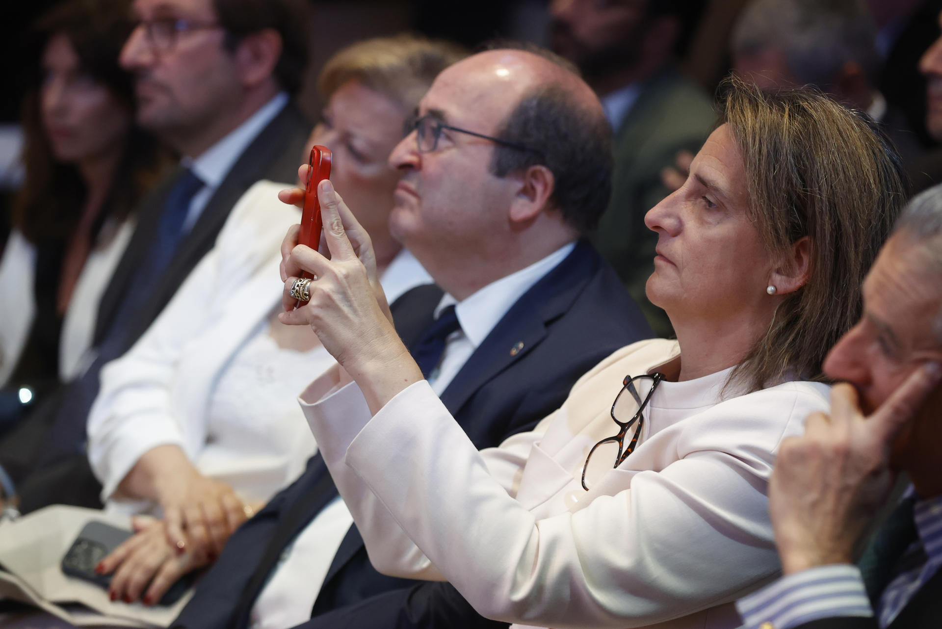 La vicepresidenta tercera y ministra para la Transición Ecológica, Teresa Ribera, y el ministro de Cultura y Deporte, Miquel Iceta (c), asisten al desayuno informativo protagonizado por la candidata del PSOE a la Alcaldía de Madrid, Reyes Maroto (no aparece), este jueves en Madrid. EFE/ Juan Carlos Hidalgo
