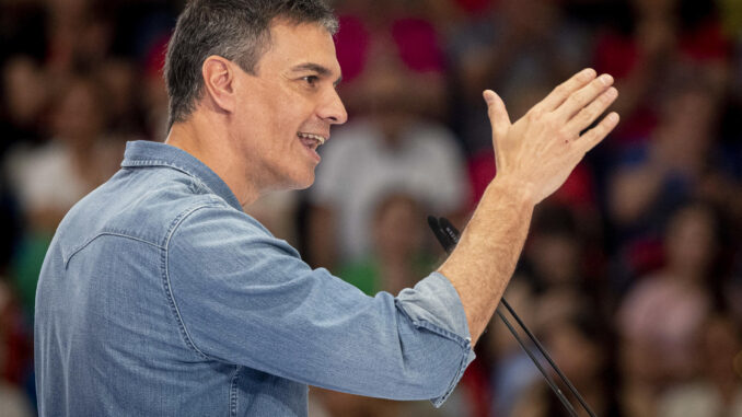 El presidente del Gobierno, Pedro Sánchez (c), durante su participación en el mitin convocado este sábado en Murcia. EFE/Marcial Guillén
