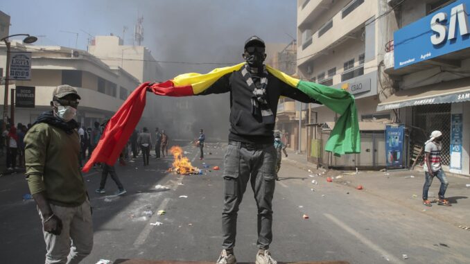 Imagen de archivo de seguidores de Ousmane Sonko que protestan en Dakar. EFE/EPA/ALIOU MBAYE
