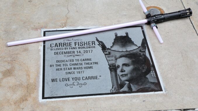 Fotografía de archivoo de una placa en memoria de la actriz Carrie Fisher en Hollywood (Estados Unidos). EFE/EUGENE GARCIA
