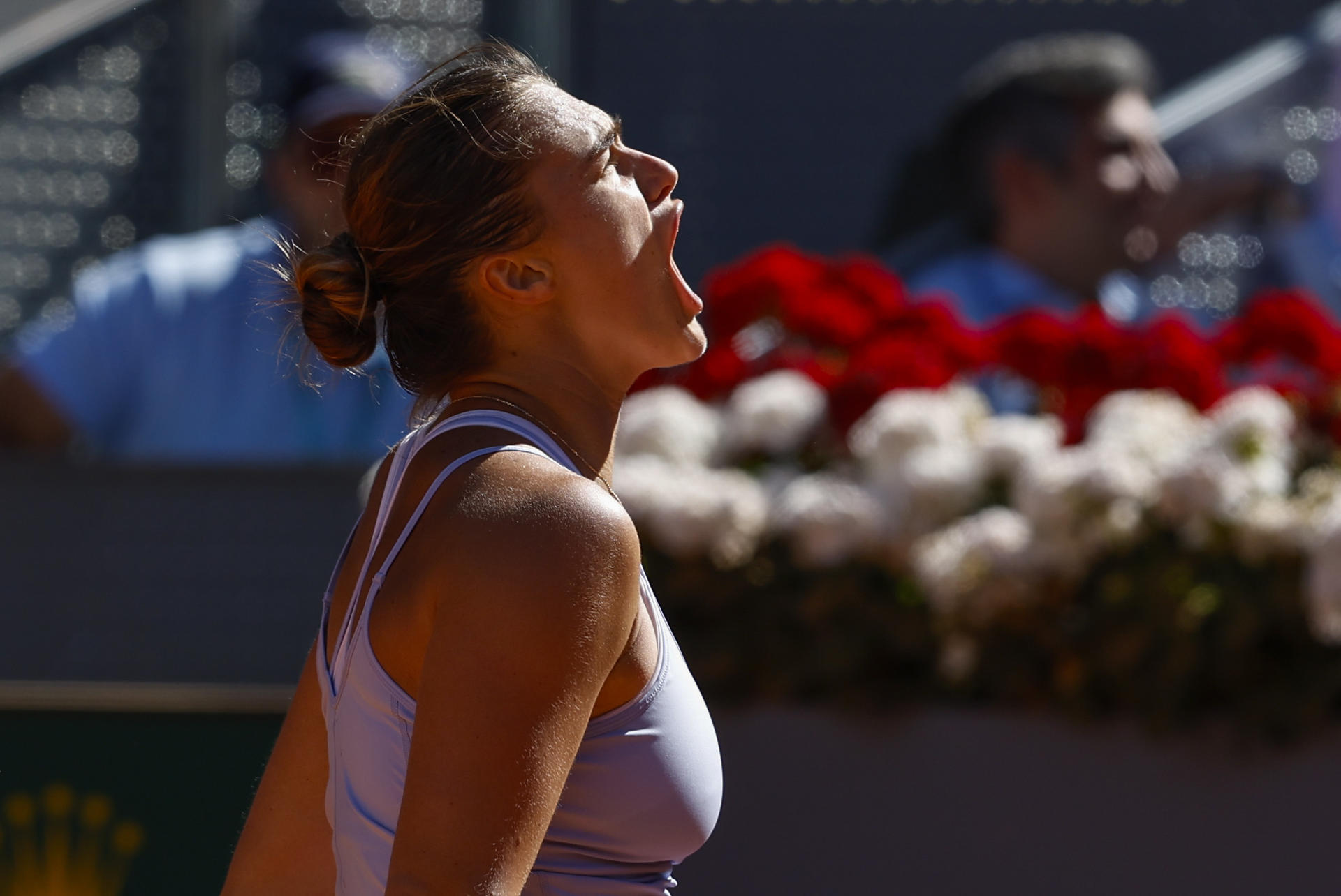 La tenista bielorrusa Aryna Sabalenka devuelve la bola a la griega María Sákkari durante su partido de semifinales del Mutua Madrid Open de tenis, este jueves en la Caja Mágica, en Madrid. EEFE/ Chema Moya
