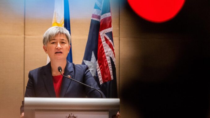 La ministra de Exteriores australiana, Penny Wong, durante la conferencia de prensa que ha ofrecido en Manila junto a su homólogo filipino, Enrique Manalo. EFE/EPA/Lisa Marie David
