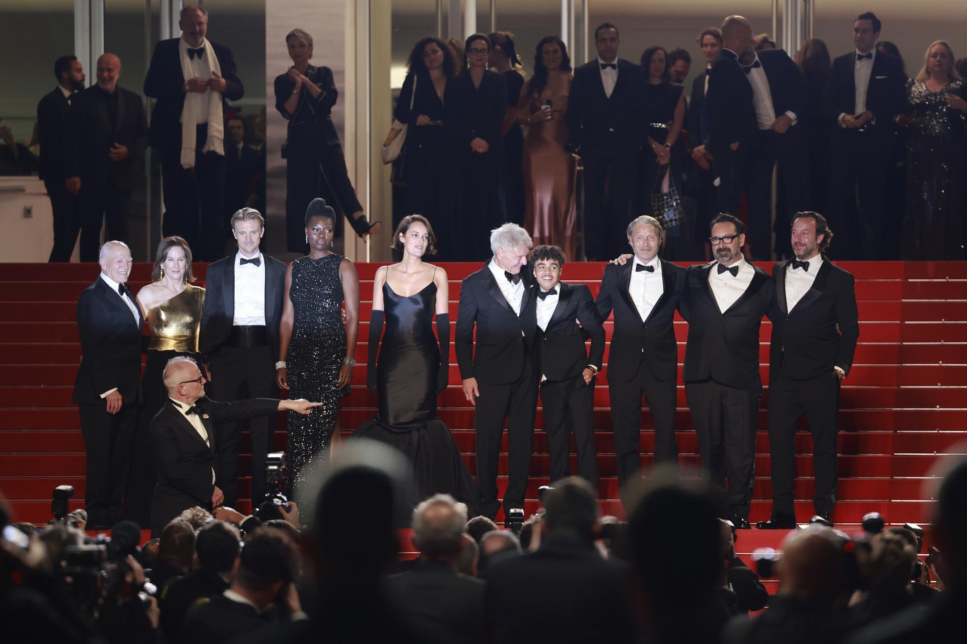 El equipo de Indiana Jones en el estreno de ayer en Cannes. EFE/EPA/Guillaume Horcajuelo
