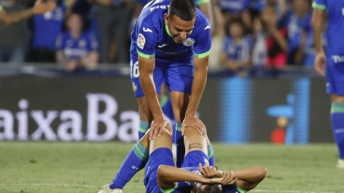 Los jugadores del Getafe, el turco Enes Unal y Ángel Algobia, celebran su victoria a la finalización del encuentro correspondiente a la jornada 33 de Liga en Primera División que Getafe CF y Celta de Vigo han disputado en el Coliseum Alfonso Pérez, en Getafe. EFE/ Mariscal.
