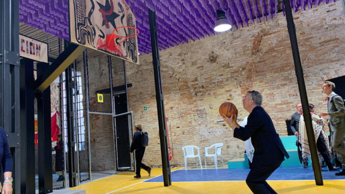 Las populares canchas de básquetbol en México, un ágora social al  descubierto en Venecia - Vivir Ediciones