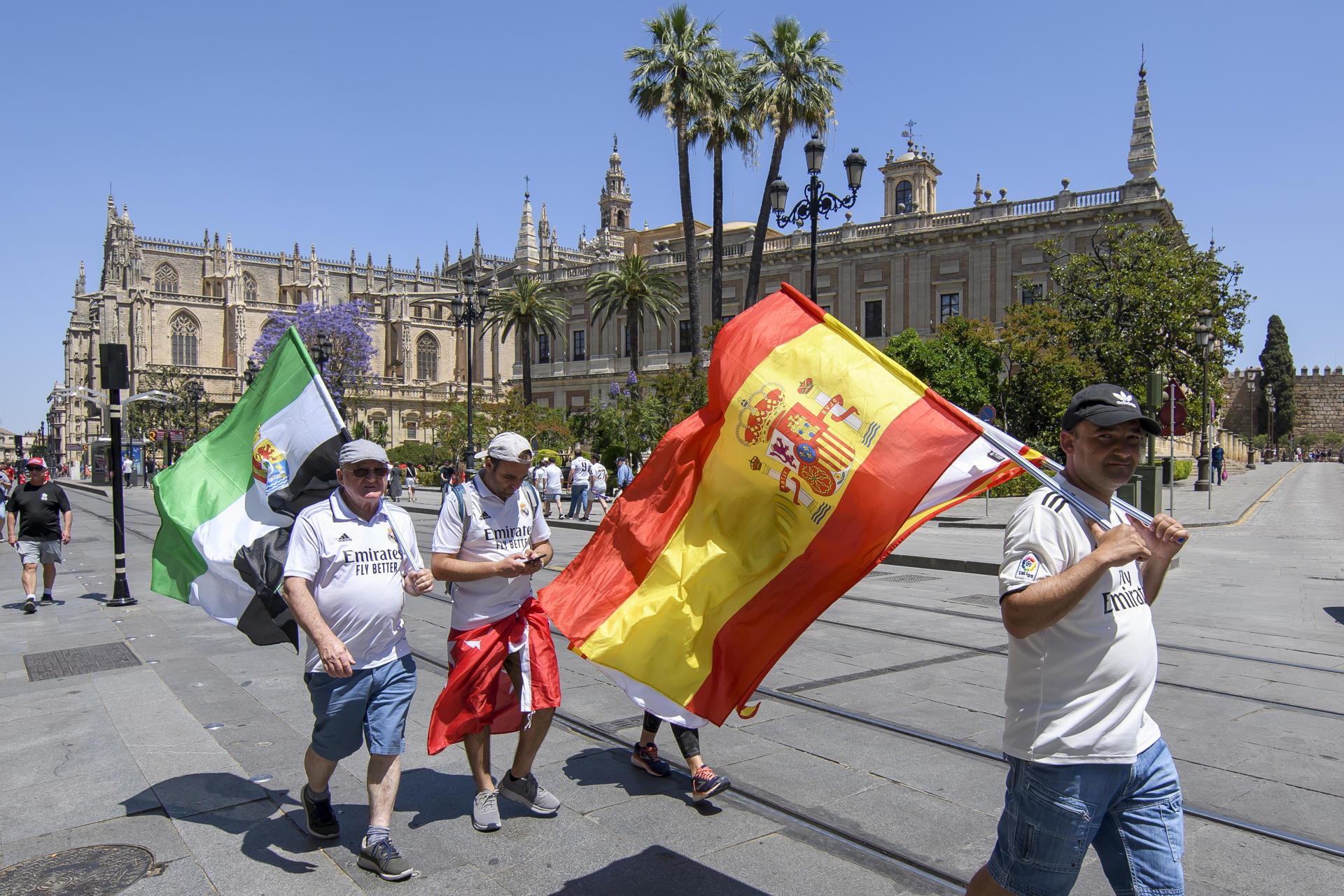 Aficionados del Osasuna y del Real Madrid llenan las calles céntricas de Sevilla, a unas horas de disputarse la Final de la Copa del Rey entre ambos equipos este sábado.- EFE / Raúl Caro.
