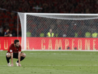 El centrocampista de Osasuna Jon Moncayola reacciona tras caer derrotados ante el Real Madrid en la final de la Copa del Rey de fútbol entre  Real Madrid y Osasuna que disputaron en el estadio de La Cartuja, en Sevilla. EFE/ Julio Munoz