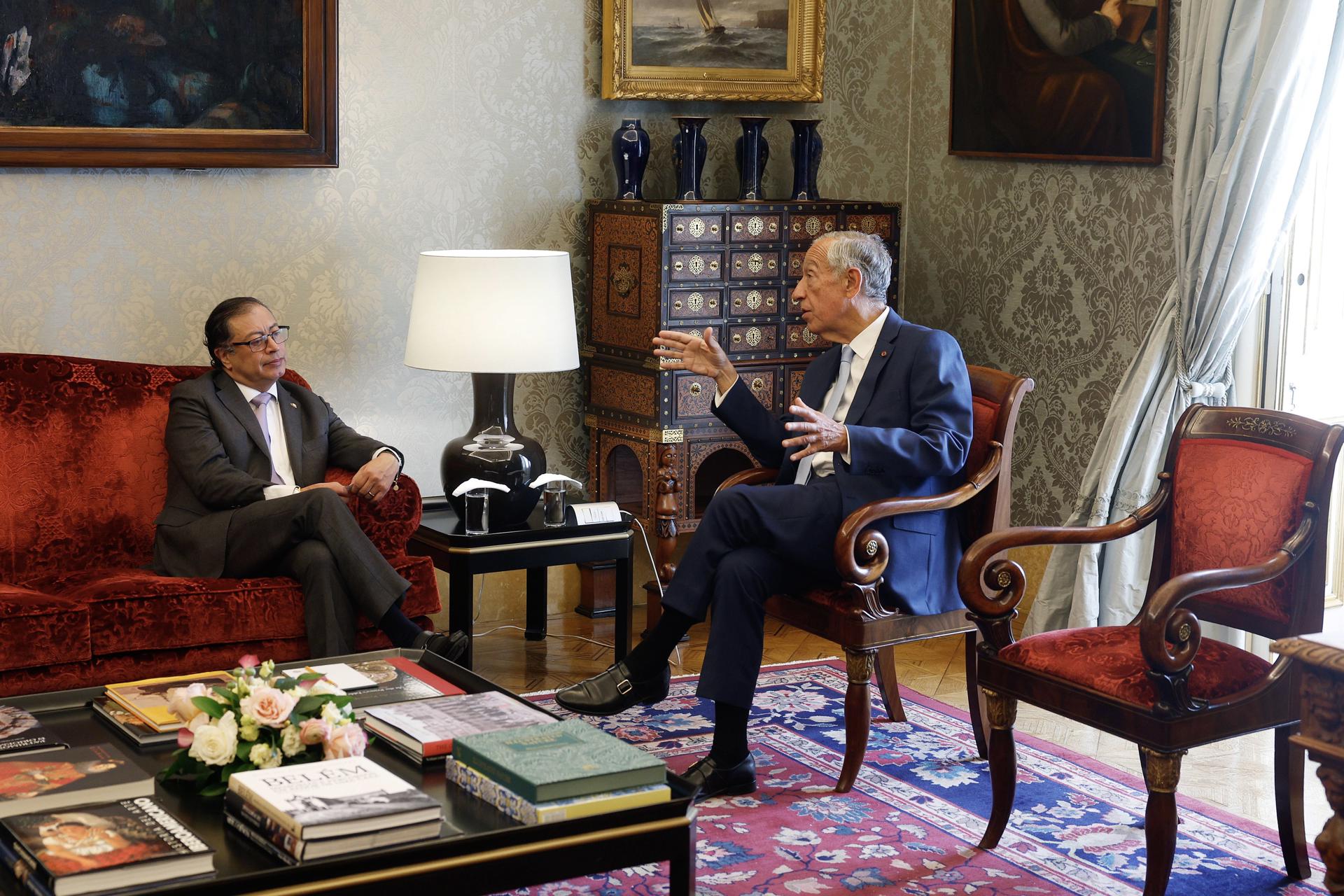 El presidente portugués, Marcelo Rebelo de Sousa (d), y el mandatario colombiano, Gustavo Petro (i), este domingo en una reunión en Lisboa. EFE/EPA/ANTONIO PEDRO SANTOS
