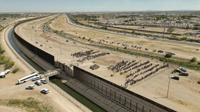 Fotografía aérea muestra a cientos de migrantes mientras esperan junto al muro fronterizo en El Paso, Texas (EE.UU). EFE/Jonathan Fernández
