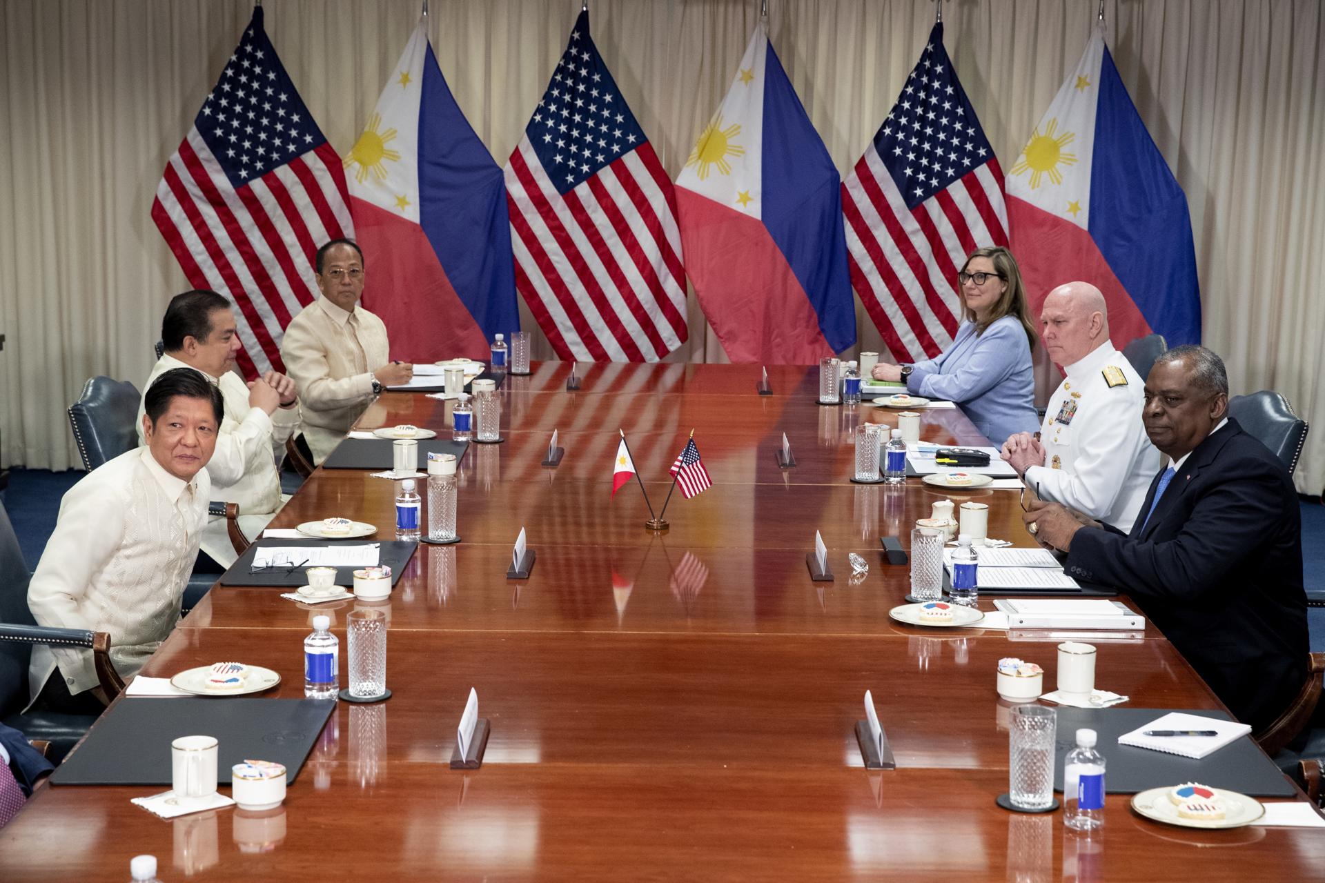 Reunión del secretario de Defensa de EE.UU., Lloyd Austin,(dch.), con el presidente de Filipinas, Ferdinand Marcos Jr., en Washington, EFE/EPA/MICHAEL REYNOLDS
