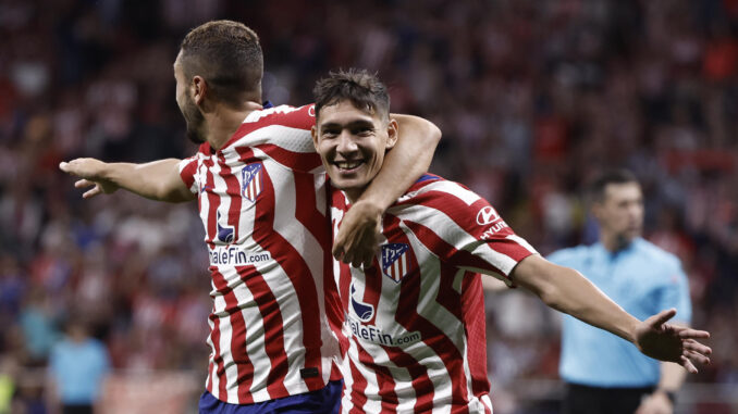 Los jugadores del Atlético de Madrid, el argentino Nahuel Molina (d) y Koke, celebran el quinto gol del equipo rojiblanco durante el encuentro correspondiente a la jornada 33 de primera división que han disputado frente al Cádiz en el estado Metropolitano, en Madrid. EFE / Sergio Pérez.
