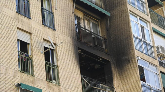 Un niño de seis años ha muerto esta madrugada en el incendio de una vivienda en Granada y su madre ha resultado herida con pronóstico grave, según informa Emergencias 112 Andalucía. En la imagen, detalle de la terraza de la vivienda en la que se ha producido el incendio, en la calle Circunvalación del barrio de la chana, en Granada. EFE/Miguel Ángel Molina
