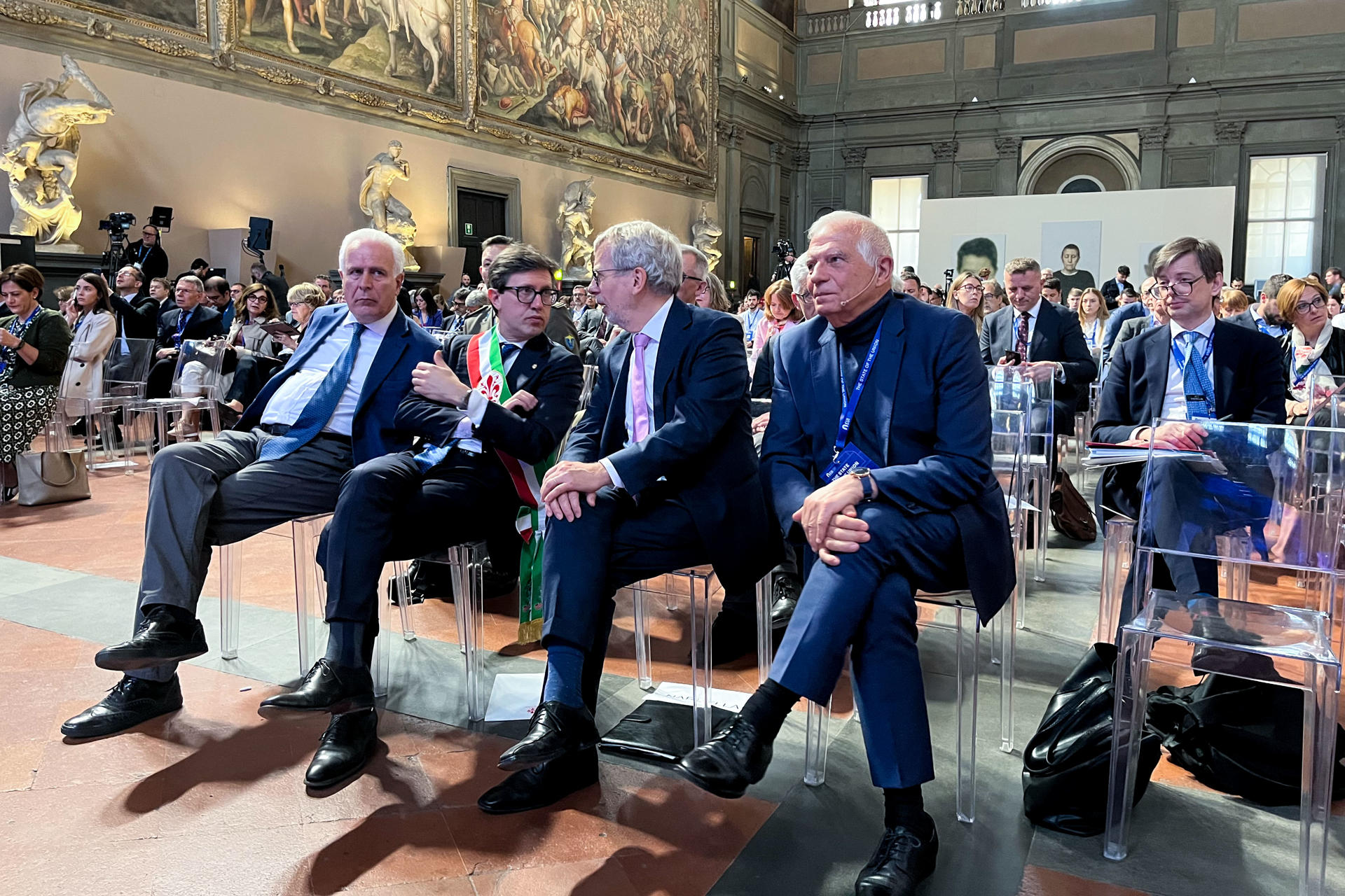 El alto representante de la Unión Europea (UE) para Asuntos Exteriores, Josep Borrell (d), junto a Eugenio Giani (i), presidente de la región de Toscana; Dario Nardella (2i), alcalde de Florencia; y Renaud Dehousse (2d), presidente del Instituto de la Universidad Europea (EUI). EFE/Javier Romualdo
