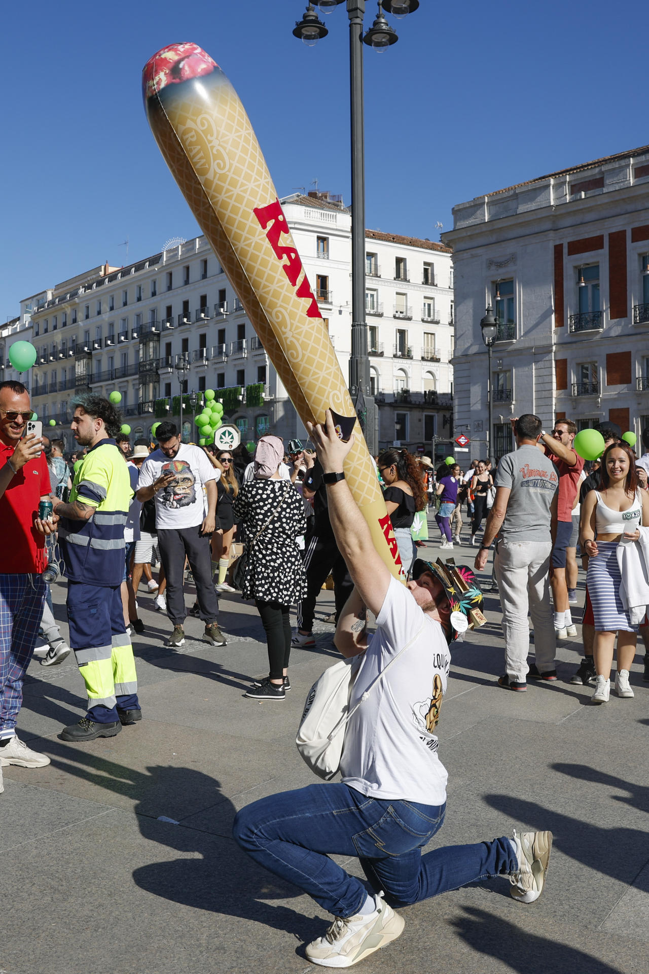 Vista de la Marcha Mundial de la Marihuana, este sábado en la Puerta del Sol en Madrid, para exigir la legalización del cannabis. EFE/JJ Guillén
