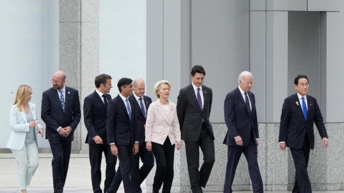 La presidenta de la Comisión Europea (CE), Ursula von der Leyen, junto a los demás mandatarios que asisten a la cumbre del G7 en Hiroshima (Japón).
 EFE/EPA/FRANCK ROBICHON / POOL
